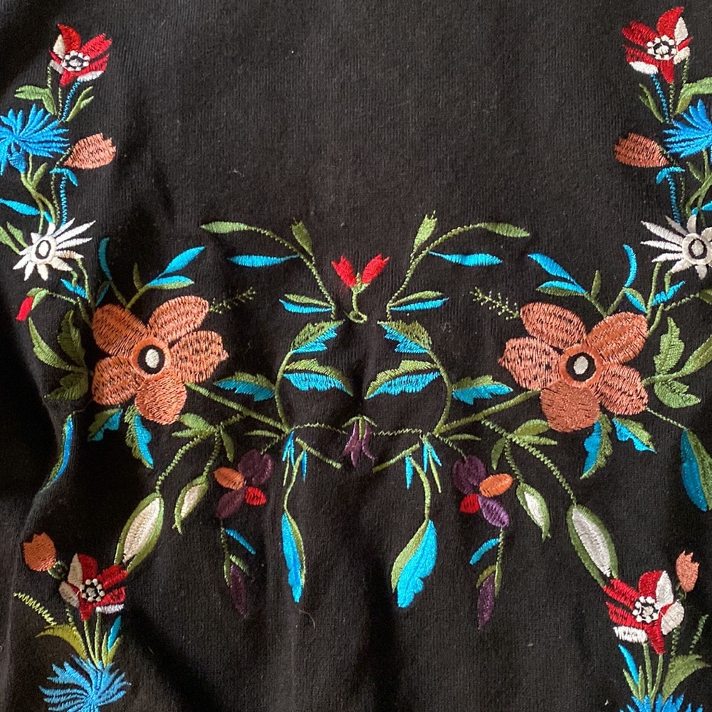Embroidered sweater - Picture 2 of 6